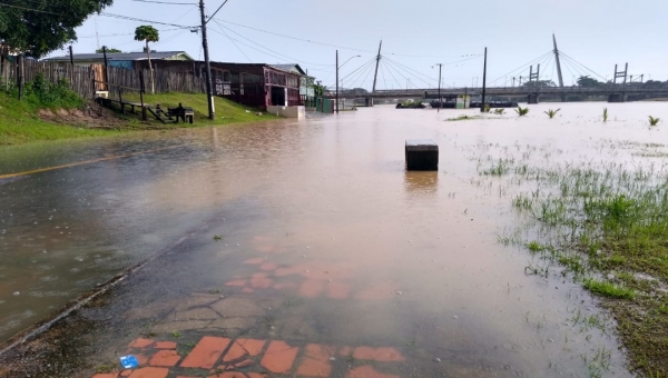 Rio Acre já desabriga quatro famílias em Rio Branco;  prefeitura começou a construir abrigos